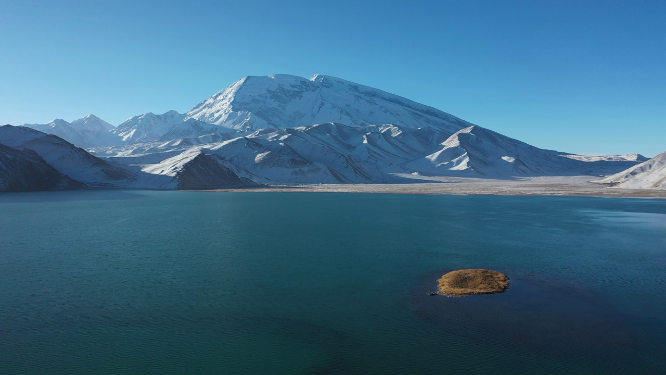 清晨航拍喀拉库勒湖和慕士塔格峰雪山